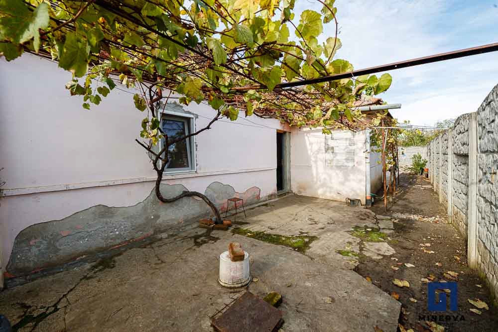 COMISION 0 % ! Casa individuala pe parter, 3 camere curte si gradina in Giarmata