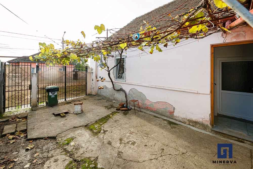 COMISION 0 % ! Casa individuala pe parter, 3 camere curte si gradina in Giarmata