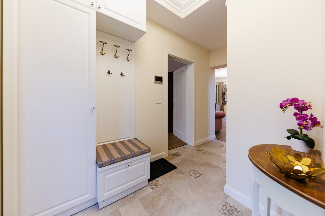Casa de Lux cu Design Clasic și Piscină la limita dintre Timișoara și Dumbrăvița