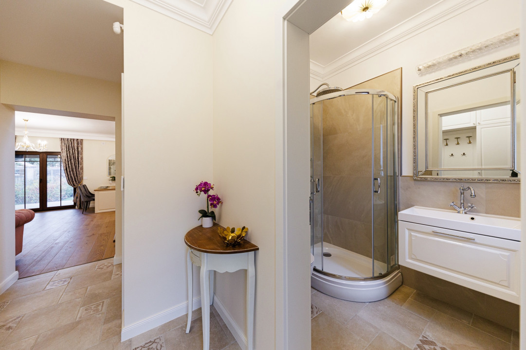 Casa de Lux cu Design Clasic și Piscină la limita dintre Timișoara și Dumbrăvița