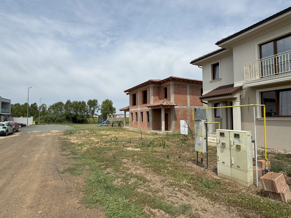 Duplex la rosu ambele unitati, Dumbravita, teren 783 mp, comision 0