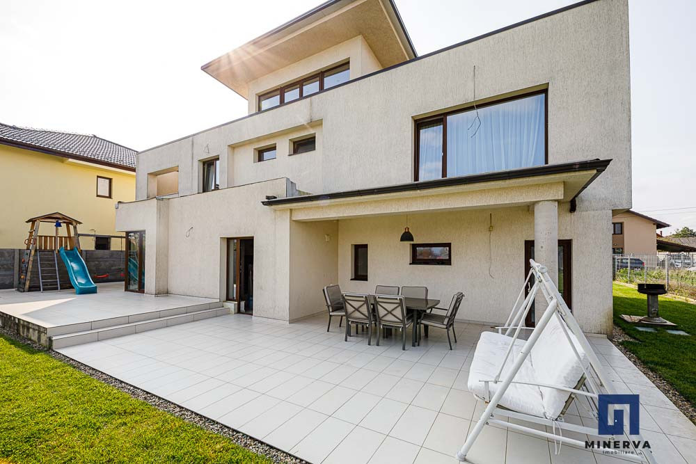 Vila premium, pregatita pentru viitor–panouri solare, spatiu generos