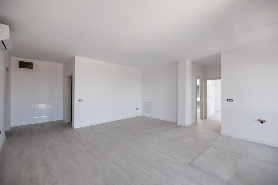 Apartament 3 camere, 2 bai, terasa 14 mp, ansamblu nou | Comision 0