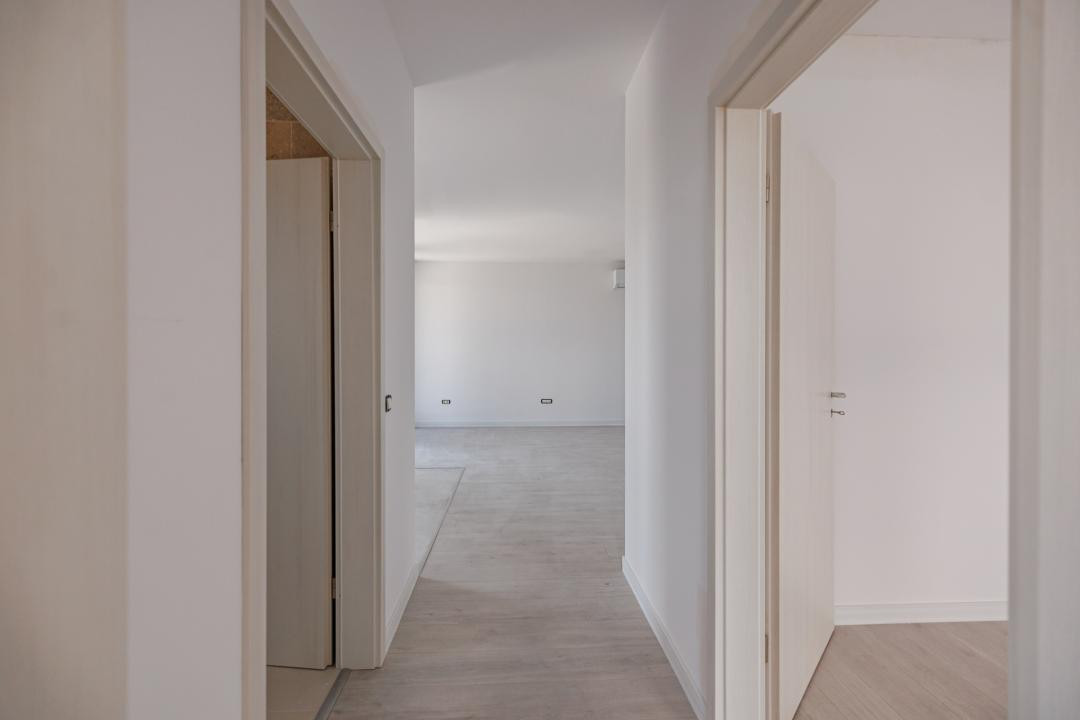 Apartament 3 camere, 2 bai, terasa 14 mp, ansamblu nou | Comision 0