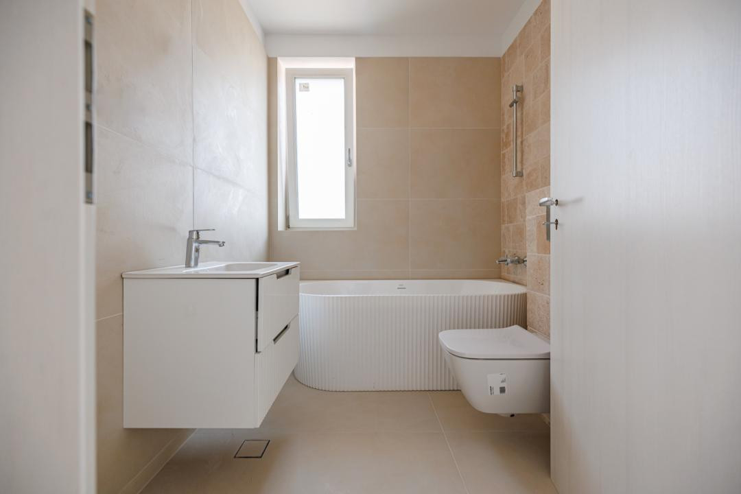 Apartament 3 camere, 2 bai, terasa 14 mp, ansamblu nou | Comision 0