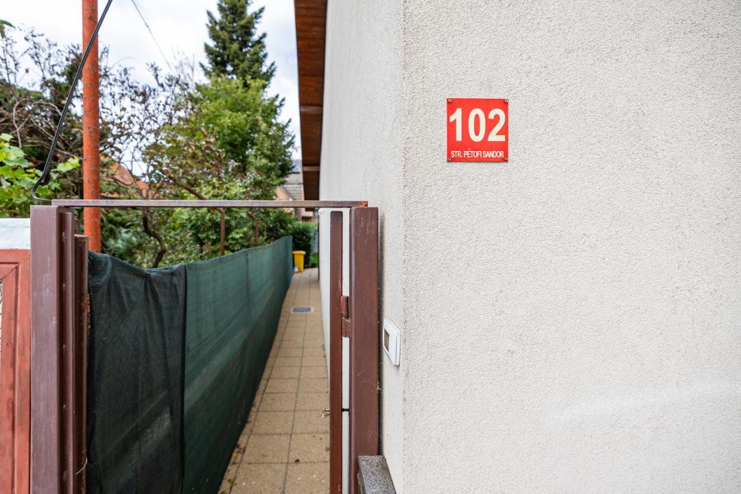 Casa parter, renovata, mobilata, gradina amenajata, str Petofi Sandor-Dumbravita