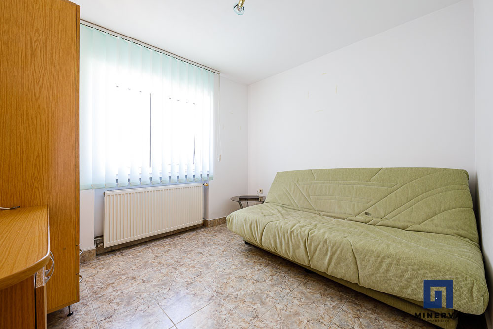 Apartament cu priveliste, 4 cam, decomandat – Zona Lipovei